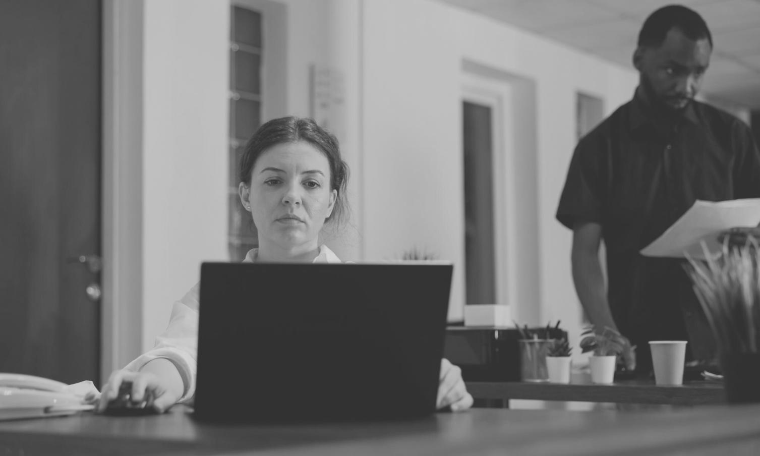 Professionista al lavoro su strategie di marketing